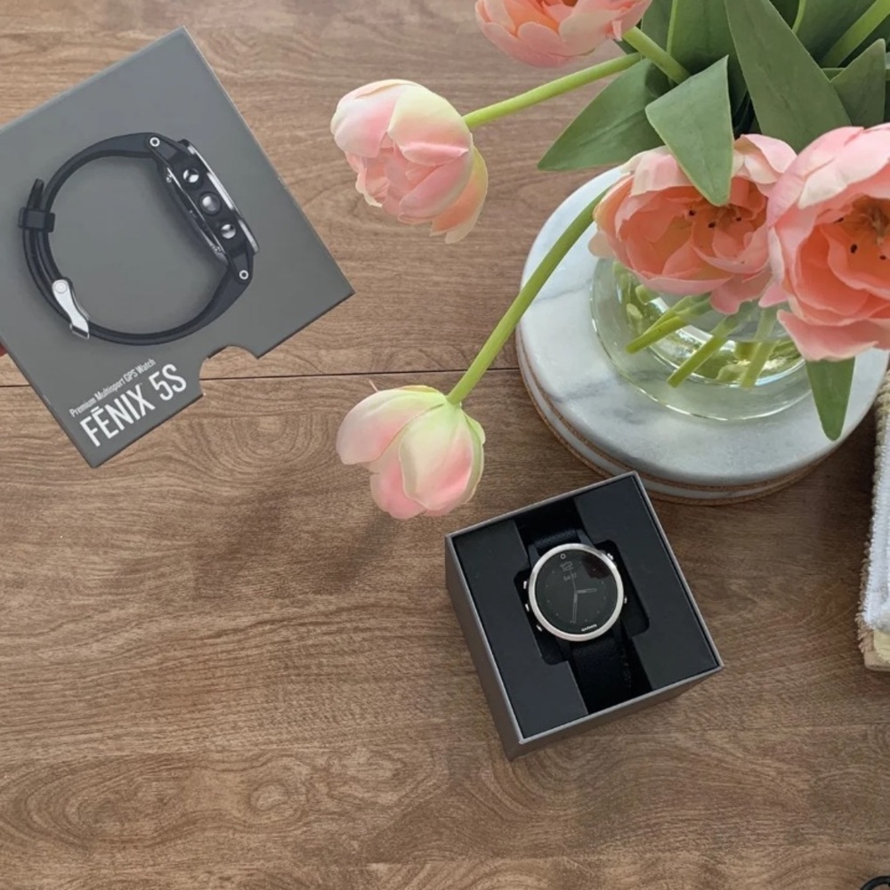 Black Garmin Fenix 5s